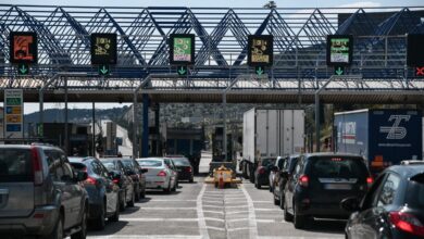 Σταθμός διοδίων σε σύγχρονο αυτοκινητόδρομο στην Ελλάδα με ροή αυτοκινήτων