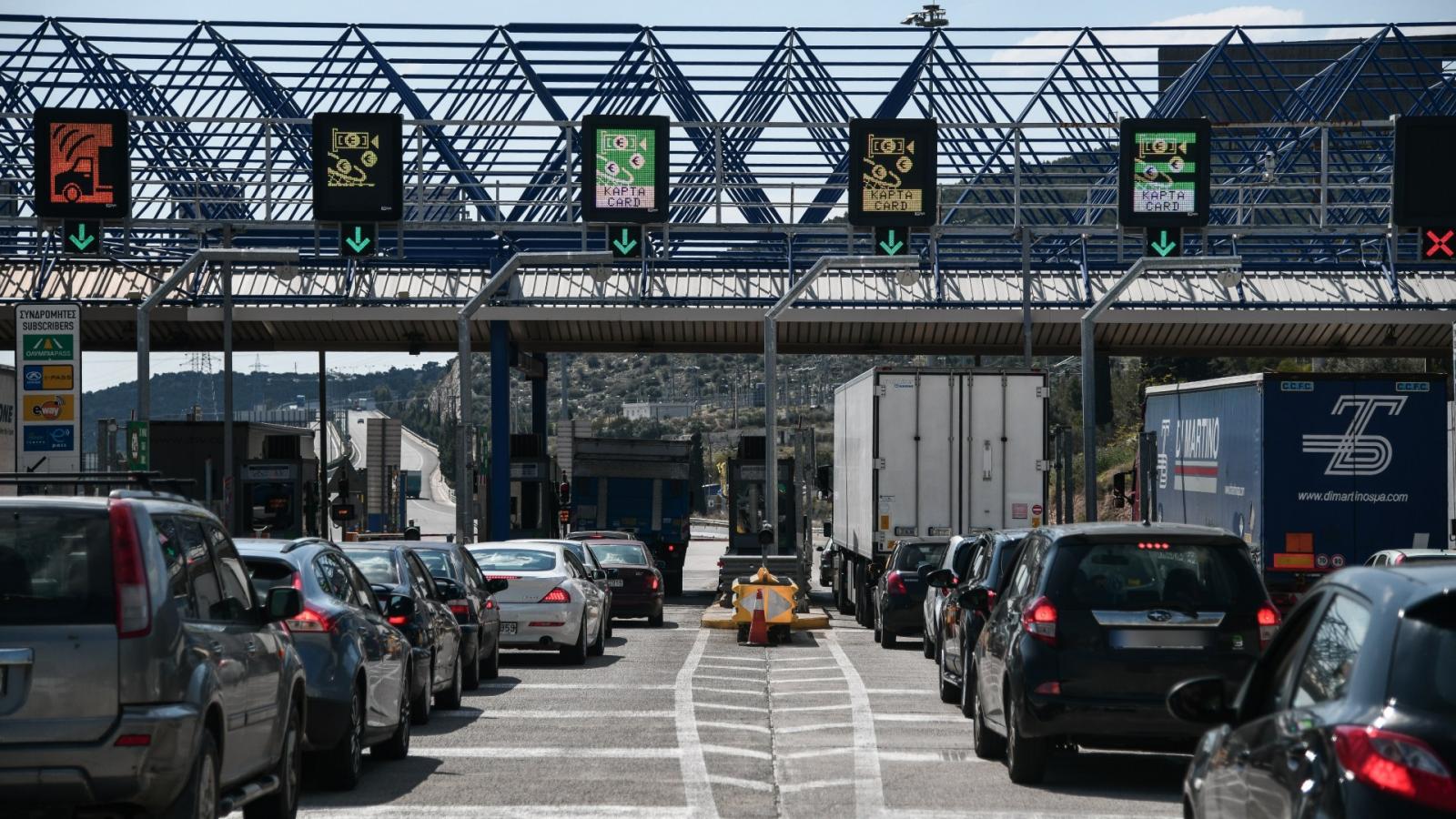 Σταθμός διοδίων σε σύγχρονο αυτοκινητόδρομο στην Ελλάδα με ροή αυτοκινήτων