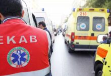Αστυνομικές δυνάμεις και ασθενοφόρο του ΕΚΑΒ σε σημείο όπου σημειώθηκε πτώση από ύψος στην Ηλιούπολη