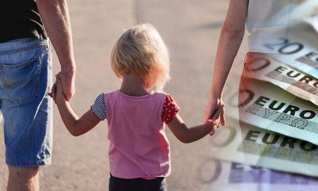 Οικογένεια με παιδιά που ενημερώνεται για την πληρωμή του έκτακτου επιδόματος από τον ΟΠΕΚΑ