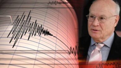Χάρτης της Αττικής και των νοτίων προαστίων με γραφικά που υποδηλώνουν αέρια μάζα ή έντονη οσμή στην Αττική, δίπλα σε σεισμογράφο