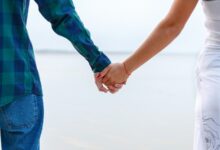 Ένα ευτυχισμένο ζευγάρι που γελάει και αγκαλιάζεται, συμβολίζοντας τη ζωντανή σχέση και την αγάπη