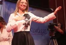 Η Μαρία Καρυστιανού με κομψή δημιουργία του σχεδιαστή Βασίλη Ζούλια στην πολιτική της ομιλία