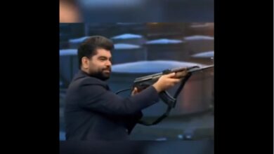 Στιγμιότυπο από την τηλεοπτική εκπομπή στο Ιράν όπου ο παρουσιαστής στρέφει όπλο κατά της σημαίας των Ηνωμένων Αραβικών Εμιράτων