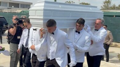 Συντετριμμένοι συγγενείς και φίλοι στην κηδεία Γωγώς Μαστροκώστα στο Ελληνικό