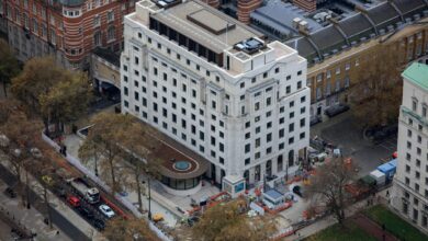 Το κτίριο της New Scotland Yard στο Λονδίνο με τη χαρακτηριστική περιστρεφόμενη ταμπέλα