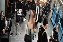 Στιγμιότυπο από κάμερα ασφαλείας τη στιγμή της επίθεσης της 27χρονης στον κομμωτή