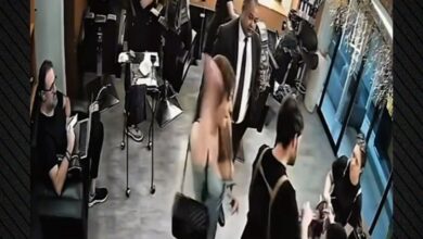 Στιγμιότυπο από κάμερα ασφαλείας τη στιγμή της επίθεσης της 27χρονης στον κομμωτή