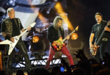 Το συγκρότημα Metallica στη σκηνή του ΟΑΚΑ με φόντο το ελληνικό κοινό