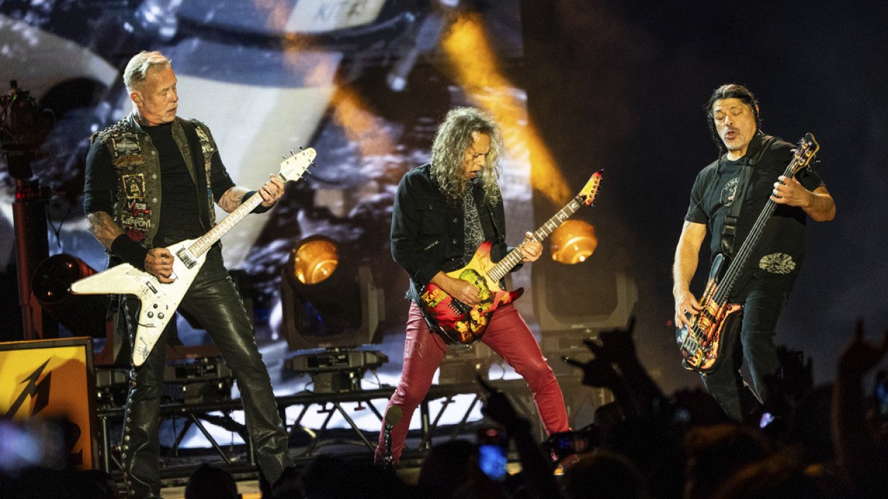 Το συγκρότημα Metallica στη σκηνή του ΟΑΚΑ με φόντο το ελληνικό κοινό