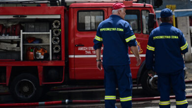Όχημα της Πυροσβεστικής με αναμμένους φάρους κατά τη διάρκεια ελέγχου μετά από αναφορές για έντονη οσμή αερίου στα νότια προάστια.