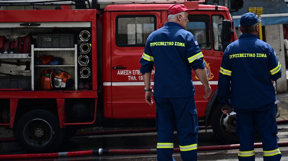 Όχημα της Πυροσβεστικής με αναμμένους φάρους κατά τη διάρκεια ελέγχου μετά από αναφορές για έντονη οσμή αερίου στα νότια προάστια.