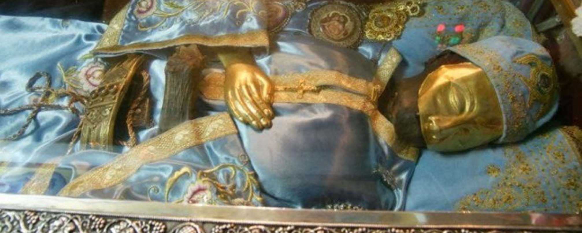 Το ιερό και άφθαρτο σκήνωμα καθώς τιμάται ο Όσιος Ιωάννης ο Ρώσος στο προσκύνημα της Εύβοιας