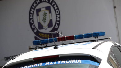 Εξωτερική όψη αστυνομικού τμήματος με περιπολικό και διακριτικά της Ελληνικής Αστυνομίας σε πένθιμο φόντο
