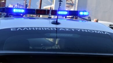 Περιπολικό της Αστυνομίας με αναμμένους φάρους κατά τη διάρκεια νυχτερινού ελέγχου στην Πετρούπολη, μετά τον εντοπισμό παρατημένων παιδιών