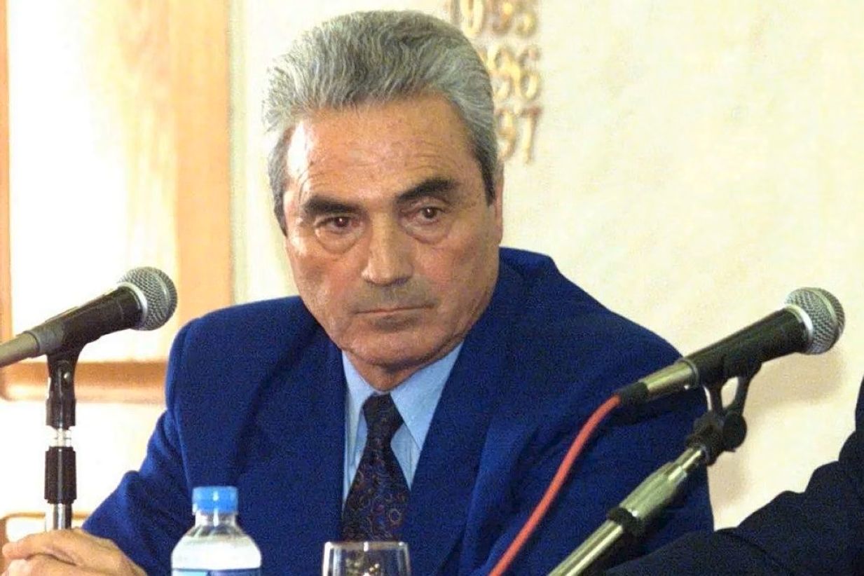 Ο αθλητικός δημοσιογράφος Σταύρος Τσώχος σε στιγμιότυπο από την καριέρα του στην τηλεόραση και τα γήπεδα