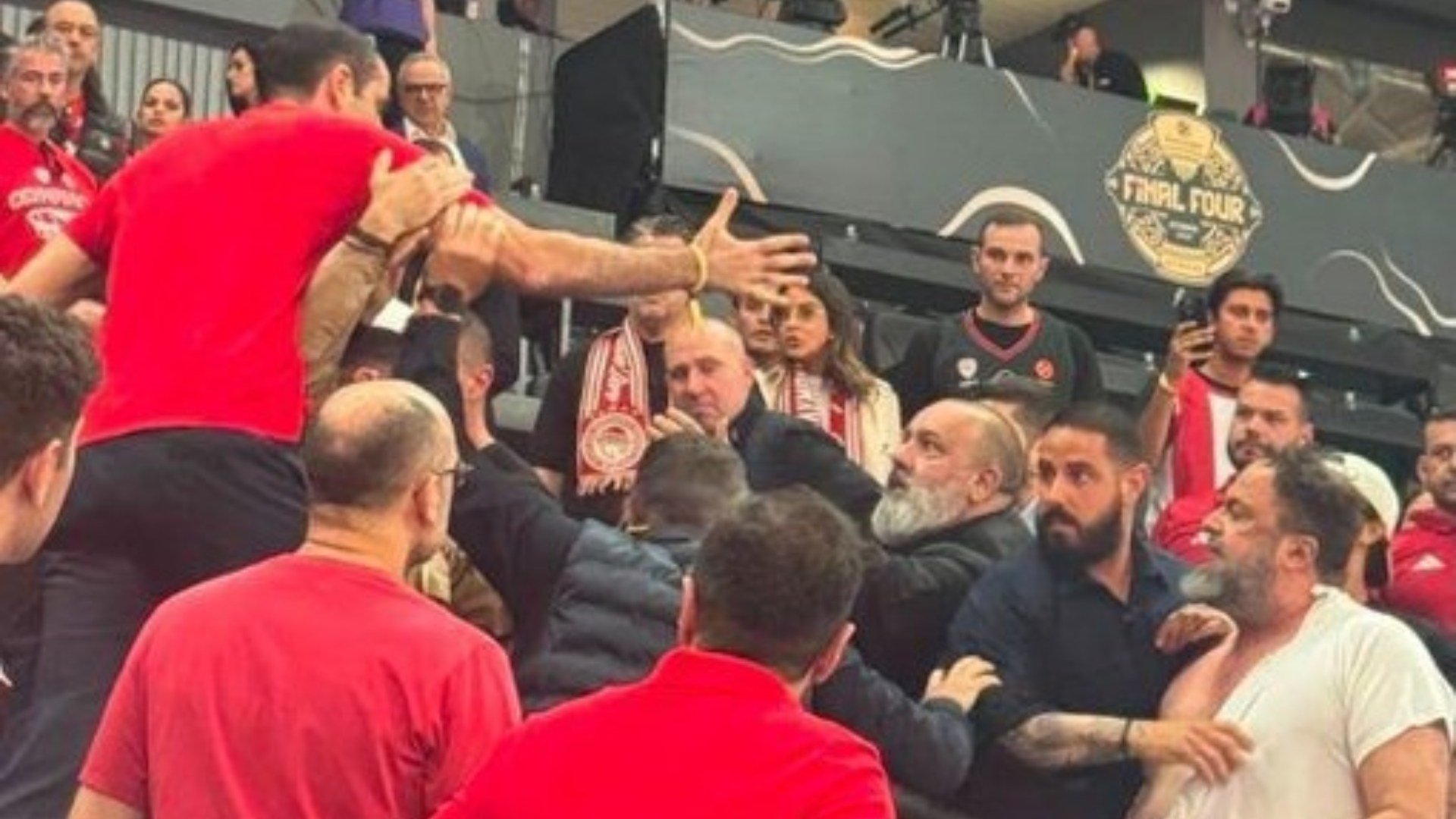 Σκηνές έντασης στο ΟΑΚΑ μεταξύ Γρηγόρη Δημητριάδη και Βαγγέλη Μαρινάκη κατά τη διάρκεια του Final Four