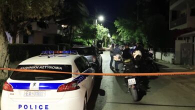 Αστυνομικές δυνάμεις και περιπολικά έξω από το σημείο όπου σημειώθηκε ο πυροβολισμός γυναίκας στον Χολαργό