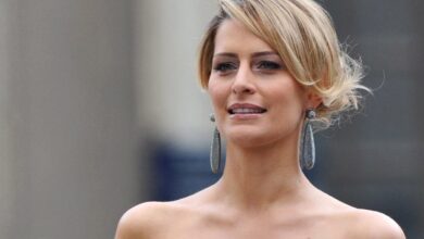 Η Τατιάνα Μπλάτνικ σε λαμπερή κοσμική εκδήλωση, χαμογελαστή και κομψή.