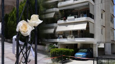 Ασθενοφόρο του ΕΚΑΒ έξω από νοσοκομείο στην Αθήνα μετά την τραγωδία στην Ηλιούπολη.