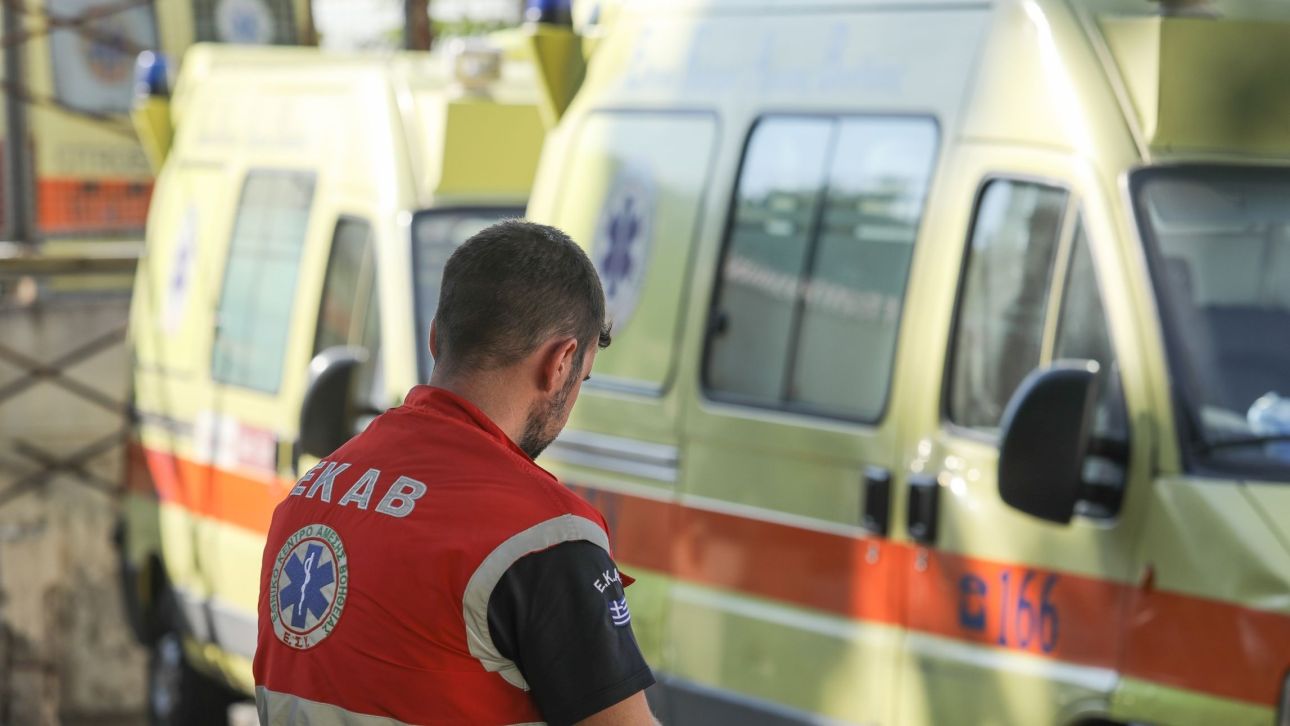 Ασθενοφόρο του ΕΚΑΒ με αναμμένους φάρους έξω από νοσοκομείο στην Ελλάδα