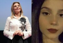 Η Μαρία Καρυστιανού σε δημόσια εμφάνισή της, φορώντας το ασπρόμαυρο φόρεμα με το τριαντάφυλλο που είχε επιλέξει η κόρη της, Μάρθη