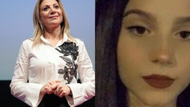Η Μαρία Καρυστιανού σε δημόσια εμφάνισή της, φορώντας το ασπρόμαυρο φόρεμα με το τριαντάφυλλο που είχε επιλέξει η κόρη της, Μάρθη