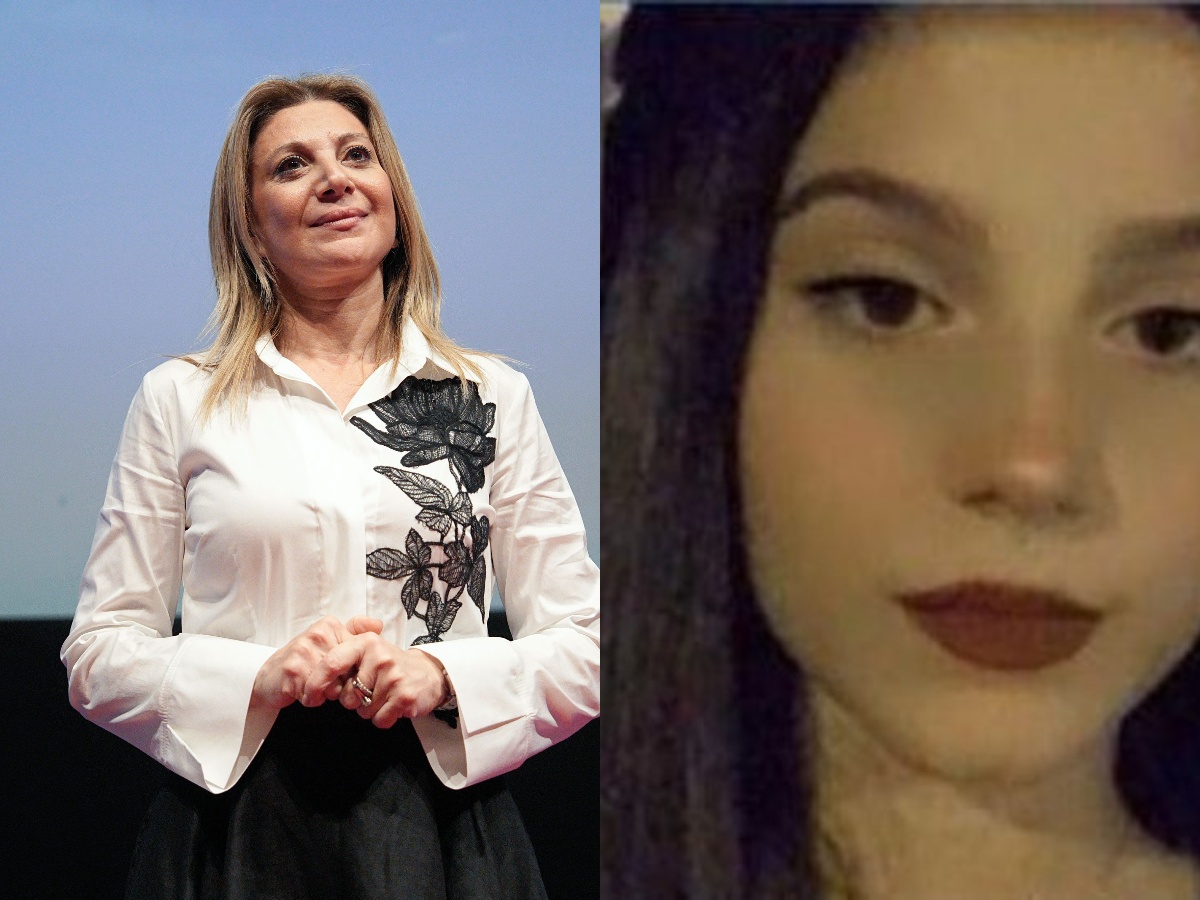Η Μαρία Καρυστιανού σε δημόσια εμφάνισή της, φορώντας το ασπρόμαυρο φόρεμα με το τριαντάφυλλο που είχε επιλέξει η κόρη της, Μάρθη
