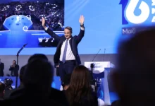 Στιγμιότυπο από κομματική εκδήλωση της Νέας Δημοκρατίας με φόντο το λογότυπο