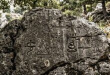 Σκάλισμα σε βράχο που μοιάζει με σημάδια ανταρτών για θησαυρό στο βουνό