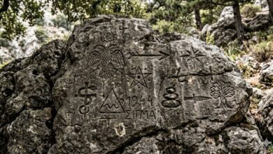 Σκάλισμα σε βράχο που μοιάζει με σημάδια ανταρτών για θησαυρό στο βουνό