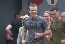 Ο Αμερικανός Υπουργός Άμυνας Πιτ Χέγκσεθ κάνει κάμψεις και σωματική άσκηση με το πλήρωμα του USS Boxer στη Σιγκαπούρη