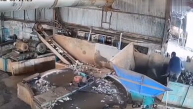 Στιγμιότυπο από κάμερα ασφαλείας σε εργοστάσιο στο Βιετνάμ τη στιγμή του ατυχήματος με βιομηχανικό τεμαχιστή