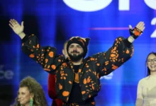 Η σκηνική παρουσία του Ακύλα με το Ferto στην Eurovision 2026 και οι αντιδράσεις για τα έξοδα της ΕΡΤ