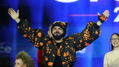 Η σκηνική παρουσία του Ακύλα με το Ferto στην Eurovision 2026 και οι αντιδράσεις για τα έξοδα της ΕΡΤ