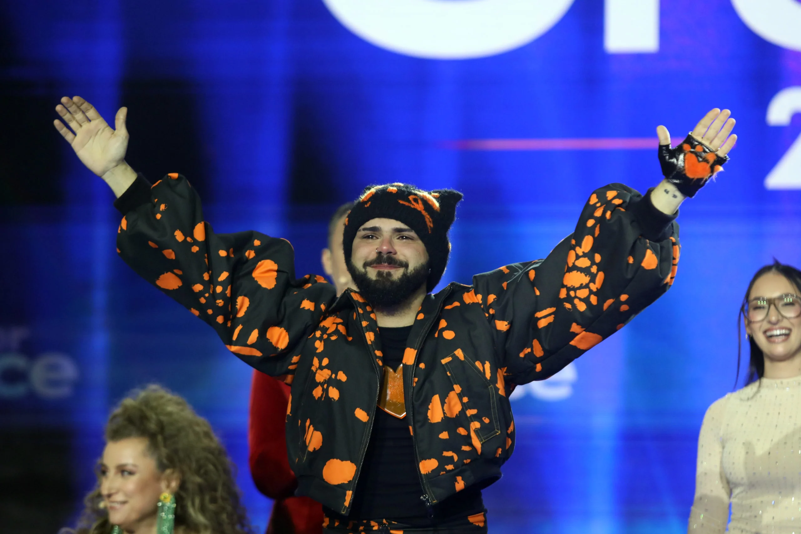 Η σκηνική παρουσία του Ακύλα με το Ferto στην Eurovision 2026 και οι αντιδράσεις για τα έξοδα της ΕΡΤ