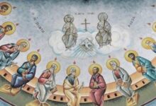Κατανυκτική ατμόσφαιρα σε ναό κατά τη διάρκεια των εορτασμών για το Άγιο Πνεύμα και την Πεντηκοστή.