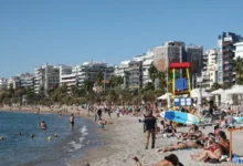 Καλοκαιρινός καιρός με υψηλές θερμοκρασίες και ήλιο σε ελληνική παραλία
