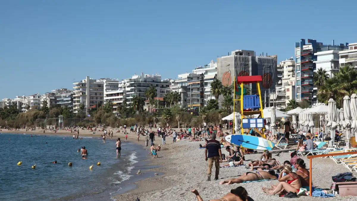 Καλοκαιρινός καιρός με υψηλές θερμοκρασίες και ήλιο σε ελληνική παραλία