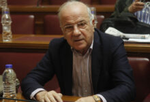Ο δημοσιογράφος και πολιτικός Νάσος Αθανασίου σε στιγμιότυπο από την πορεία του στη δημόσια ζωή