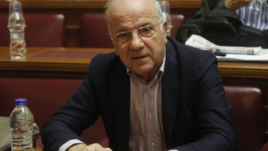 Ο δημοσιογράφος και πολιτικός Νάσος Αθανασίου σε στιγμιότυπο από την πορεία του στη δημόσια ζωή