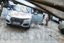 Στιγμιότυπο από την Οδησσό, όπου Ουκρανοί στρατολόγοι προχωρούν σε βίαιη προσαγωγή πολίτη στον δρόμο