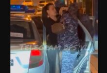 Η εντυπωσιακή Ρωσίδα καλλονή την ώρα που μιλάει στον αστυνομικό της τροχαίας στη μέση του δρόμου