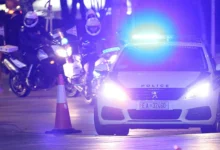 Αστυνομικό όχημα με φάρους σε νυχτερινή περιπολία, σχετικό με τη σύλληψη μπασκετμπολίστα της ΑΕΚ