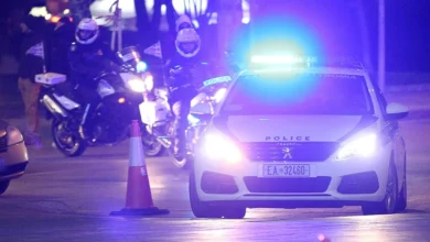 Αστυνομικό όχημα με φάρους σε νυχτερινή περιπολία, σχετικό με τη σύλληψη μπασκετμπολίστα της ΑΕΚ
