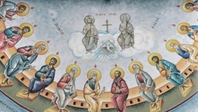 Κατανυκτική ατμόσφαιρα σε ναό κατά τη διάρκεια των εορτασμών για το Άγιο Πνεύμα και την Πεντηκοστή.