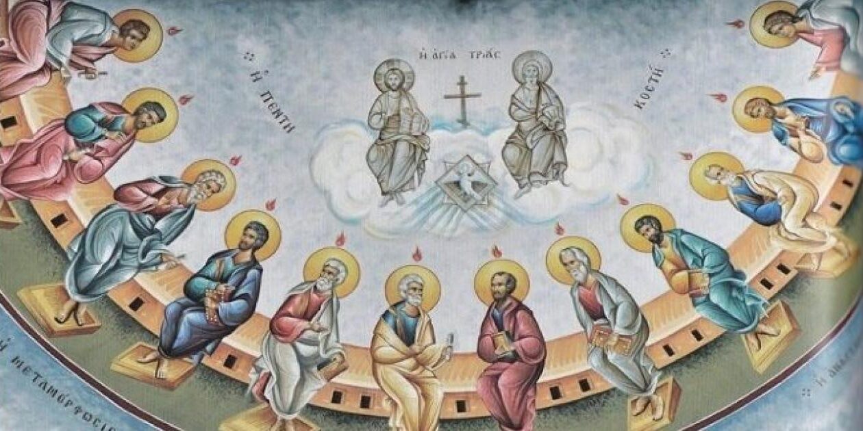 Κατανυκτική ατμόσφαιρα σε ναό κατά τη διάρκεια των εορτασμών για το Άγιο Πνεύμα και την Πεντηκοστή.