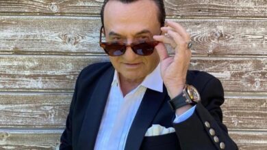 Ο τραγουδιστής Λευτέρης Πανταζής χαμογελαστός στα εγκαίνια για το νέο του επιχειρηματικό βήμα στην εστίαση.