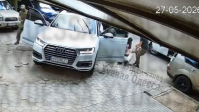 Στιγμιότυπο από την Οδησσό, όπου Ουκρανοί στρατολόγοι προχωρούν σε βίαιη προσαγωγή πολίτη στον δρόμο
