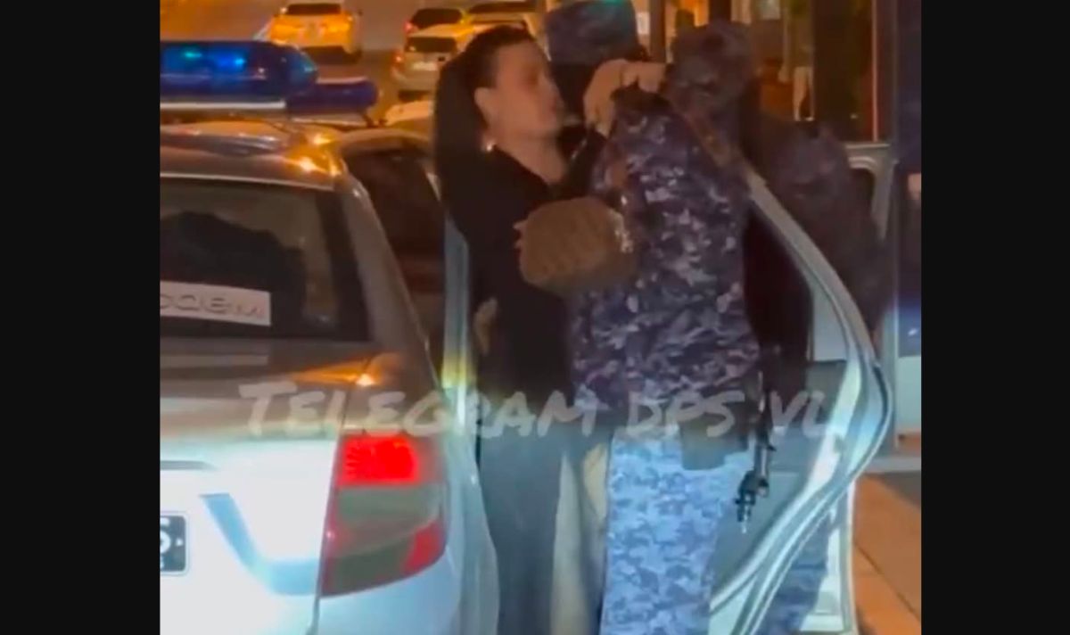 Η εντυπωσιακή Ρωσίδα καλλονή την ώρα που μιλάει στον αστυνομικό της τροχαίας στη μέση του δρόμου